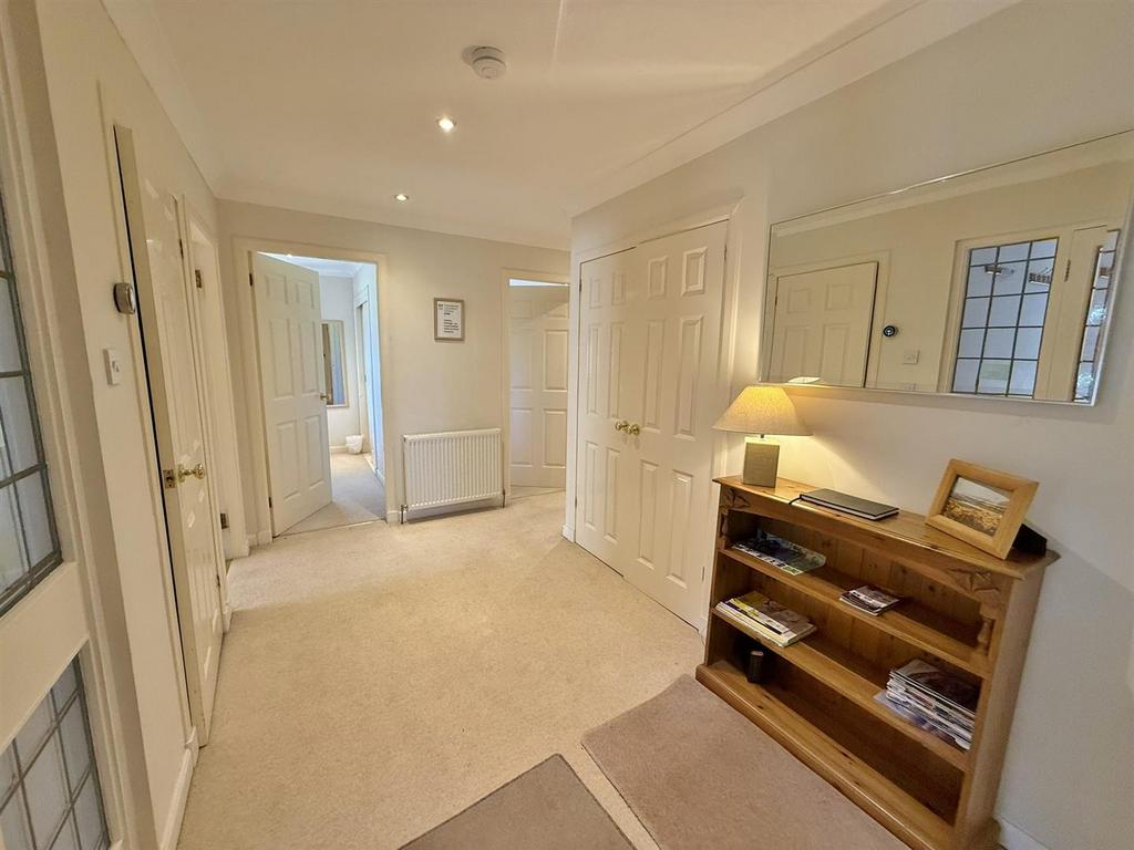 Hallawy from the front door to bedrooms