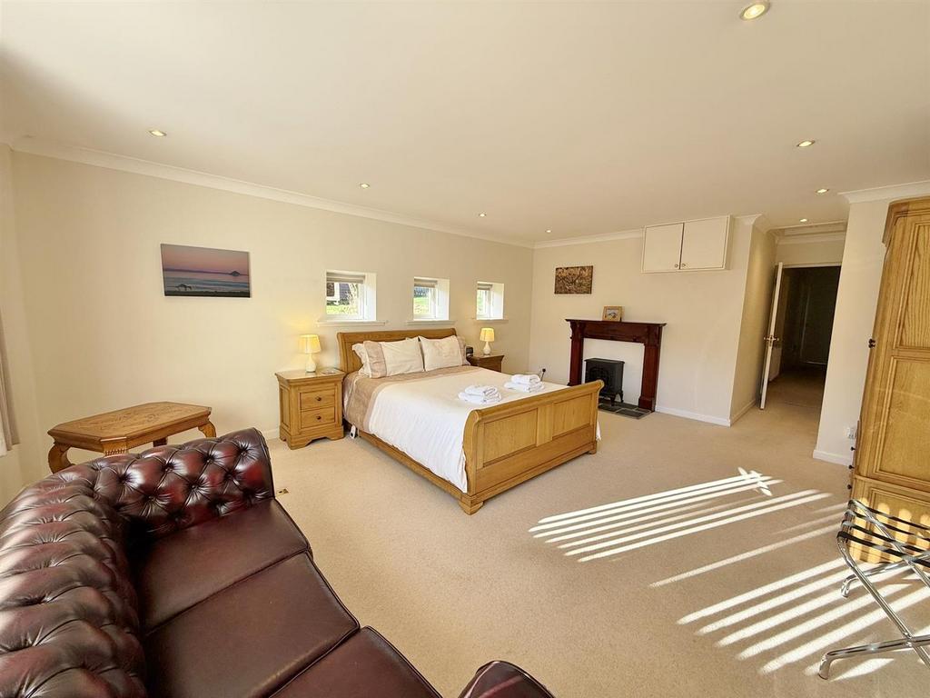 Bedroom 4 to hallway