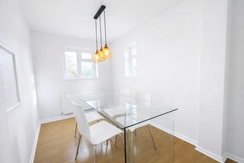 2 bedroom apartment to rent, St. Michael's Close, London N3