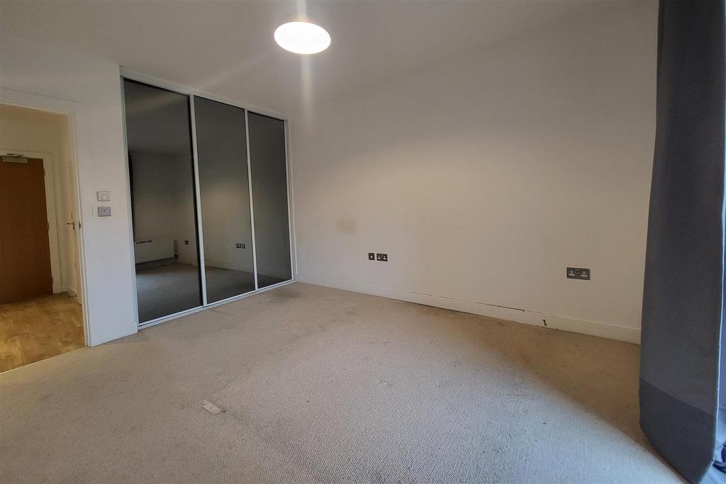 DOUBLE BEDROOM (pic 2)