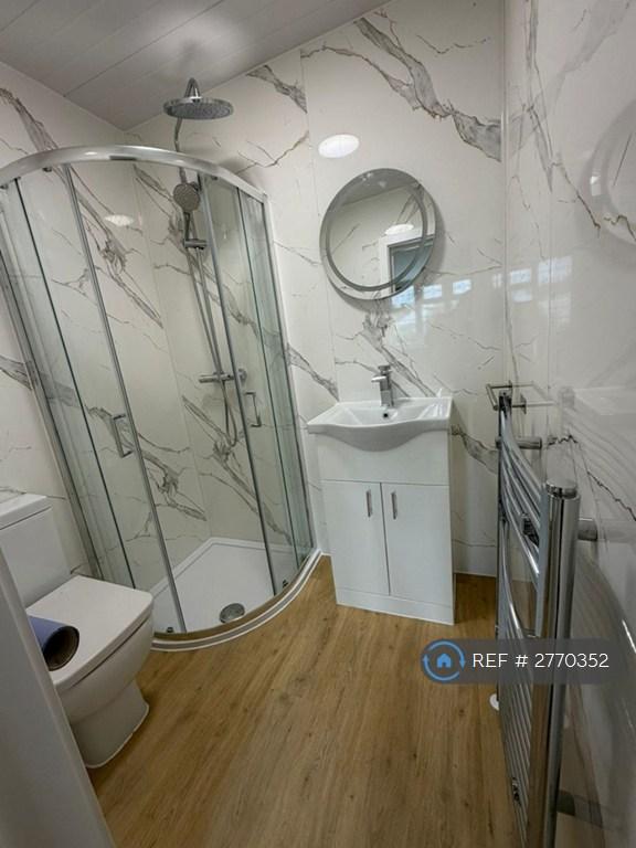 Room 4 Ensuite Bathroom