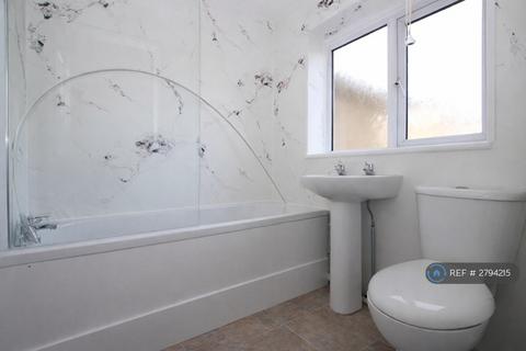2 bedroom semi-detached house to rent, Madden Avenue, Chatham, ME5