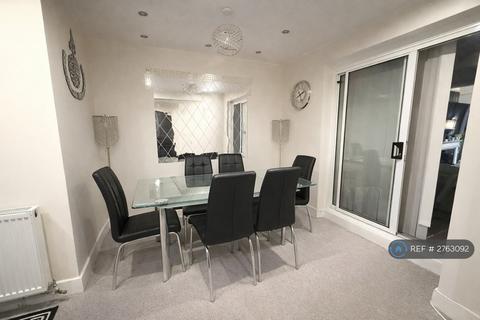 5 bedroom terraced house to rent, Cambridge Road, Ilford, IG3
