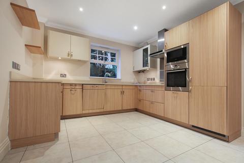 3 bedroom flat to rent, Northwood HA6