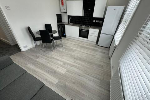 3 bedroom maisonette to rent, Cromwell Road, Hounslow, TW3
