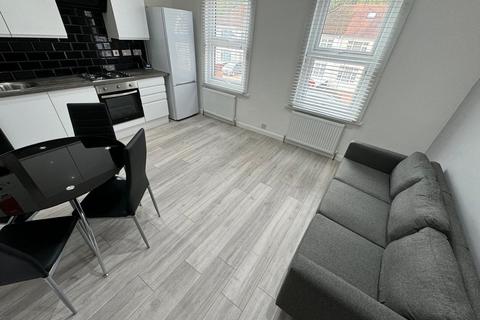 3 bedroom maisonette to rent, Cromwell Road, Hounslow, TW3