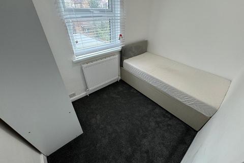 3 bedroom maisonette to rent, Cromwell Road, Hounslow, TW3