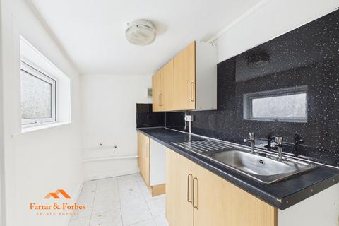3 bedroom terraced house to rent, Lawrence Street, Blackburn BB2