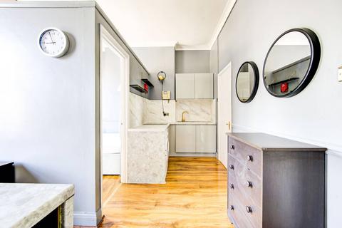 1 bedroom flat to rent, Fulham Road, Fulham Broadway, London, SW6