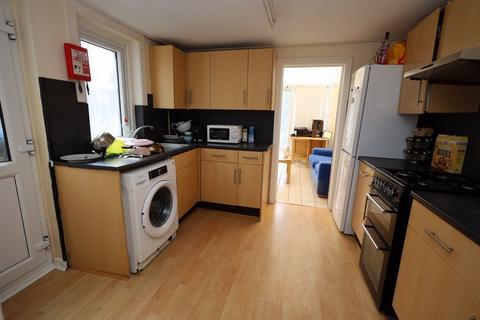 5 bedroom detached house to rent, Parker Road, Bournemouth BH9