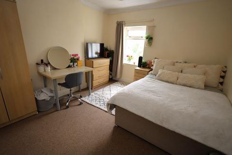 5 bedroom detached house to rent, Parker Road, Bournemouth BH9