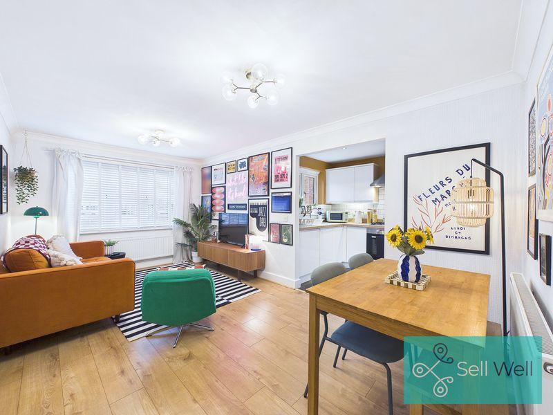 Lounge/Dining Area