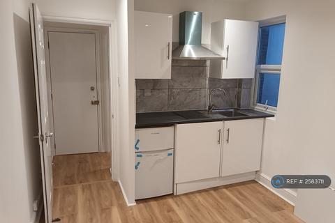 Studio to rent, Berrymead Gardens, London, W3