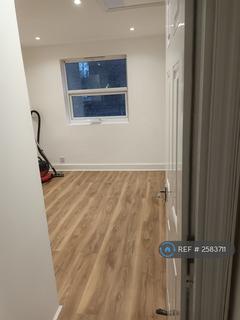 Studio to rent, Berrymead Gardens, London, W3
