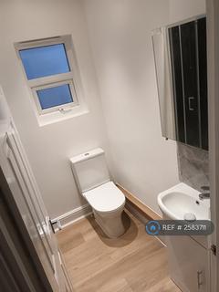 Studio to rent, Berrymead Gardens, London, W3