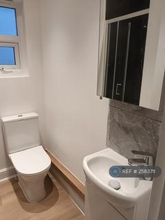 Studio to rent, Berrymead Gardens, London, W3