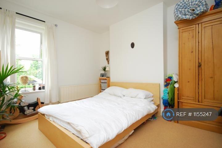 Bedroom With View Of Canary Wharf
