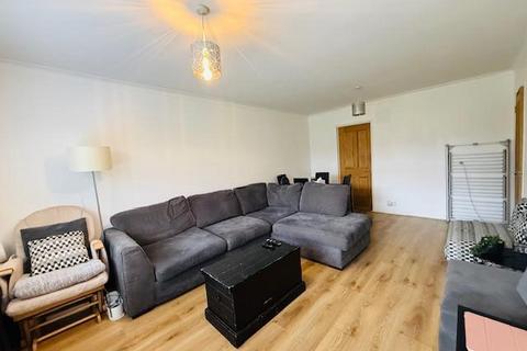 2 bedroom flat to rent, Tithe Court, Langley, SL3 8AS