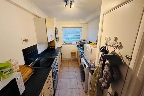 2 bedroom flat to rent, Tithe Court, Langley, SL3 8AS