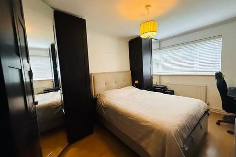 2 bedroom flat to rent, Tithe Court, Langley, SL3 8AS