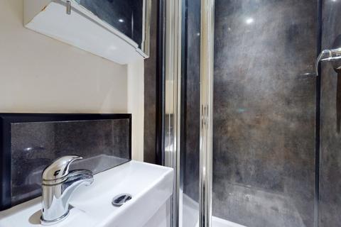Studio to rent, High Road