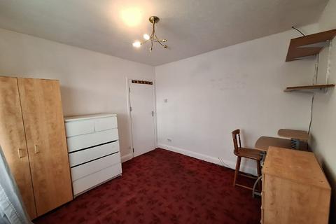3 bedroom semi-detached house to rent, Edgware  HA8