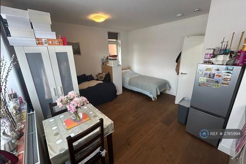 Studio to rent, Ballards Lane, London, N3