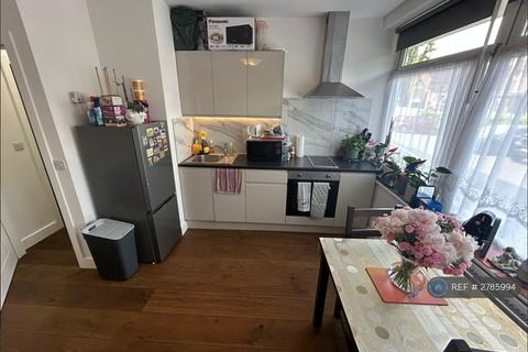 Studio to rent, Ballards Lane, London, N3