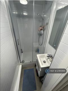 Studio to rent, Ballards Lane, London, N3