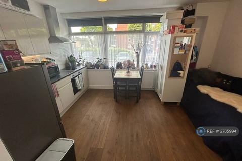 Studio to rent, Ballards Lane, London, N3