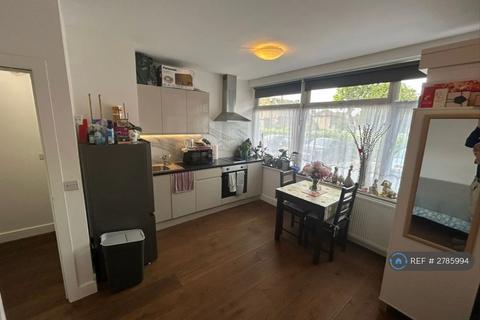 Studio to rent, Ballards Lane, London, N3