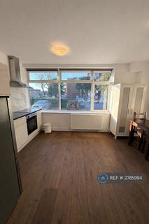 Studio to rent, Ballards Lane, London, N3
