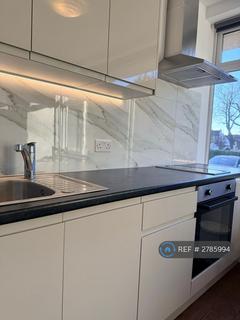 Studio to rent, Ballards Lane, London, N3