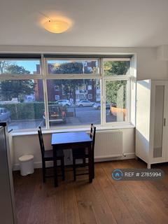 Studio to rent, Ballards Lane, London, N3