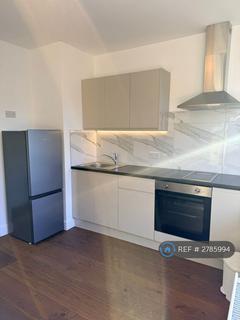 Studio to rent, Ballards Lane, London, N3