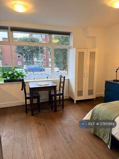 Studio to rent, Ballards Lane, London, N3