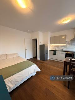 Studio to rent, Ballards Lane, London, N3