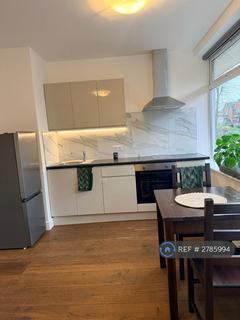 Studio to rent, Ballards Lane, London, N3