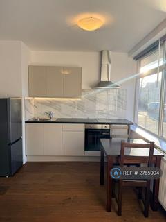 Studio to rent, Ballards Lane, London, N3