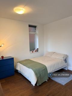 Studio to rent, Ballards Lane, London, N3