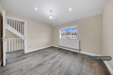 5 bedroom semi-detached house to rent, Rainham Road North, Dagenham, RM10