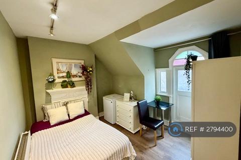 1 bedroom in a house share to rent, Chiswick High Road, London, W4