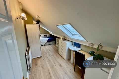 1 bedroom in a house share to rent, Chiswick High Road, London, W4