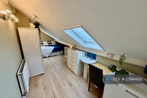 1 bedroom in a house share to rent, Chiswick High Road, London, W4