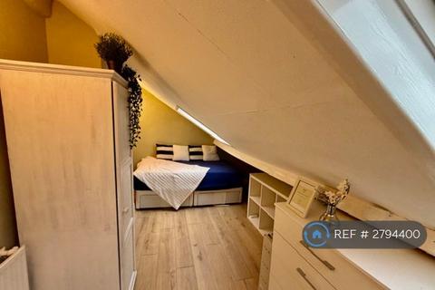 1 bedroom in a house share to rent, Chiswick High Road, London, W4