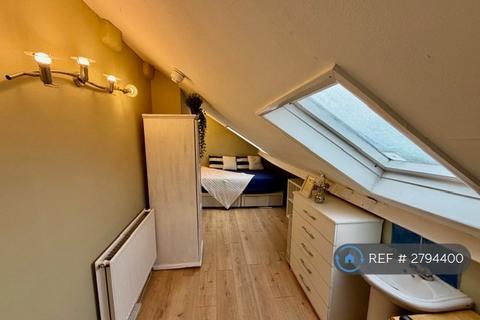 1 bedroom in a house share to rent, Chiswick High Road, London, W4