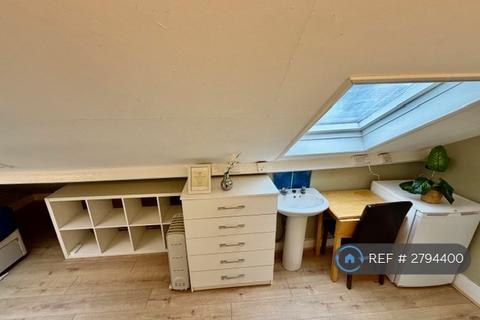 1 bedroom in a house share to rent, Chiswick High Road, London, W4