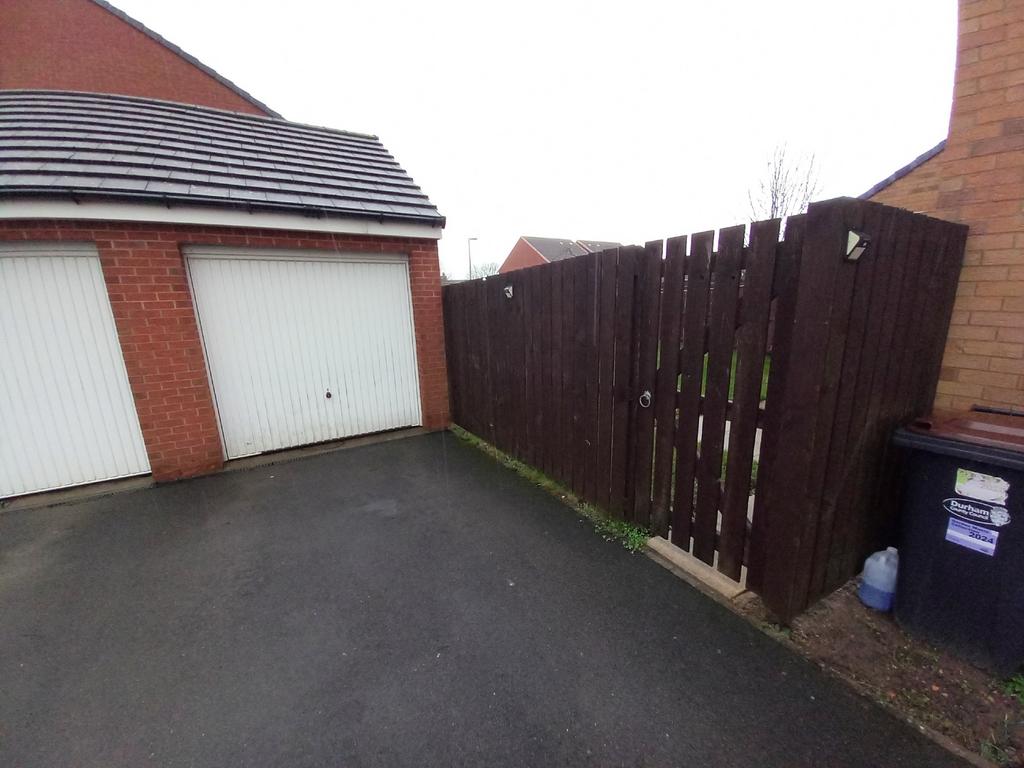 GARAGE & DRIVE