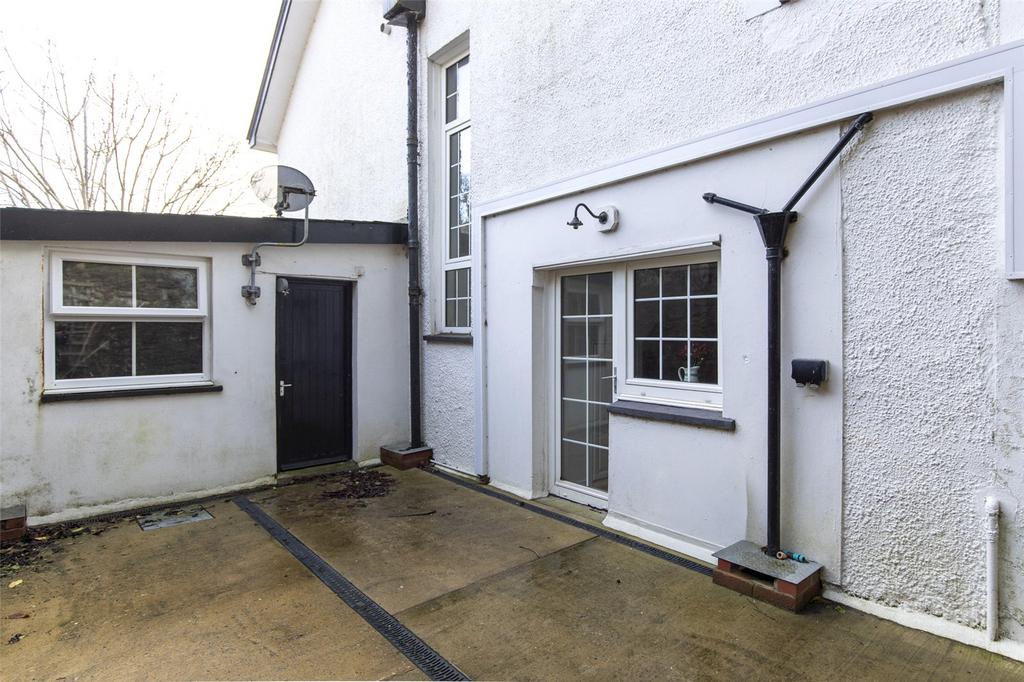 Courtyard To Side