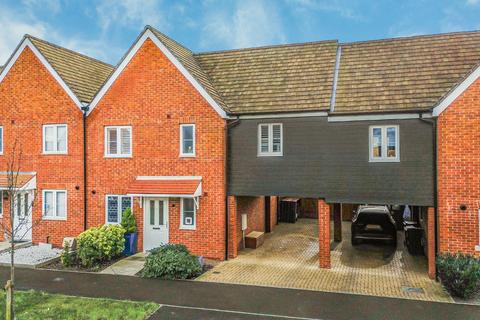 3 bedroom semi-detached house for sale, Foxglove Avenue, Essex CM1